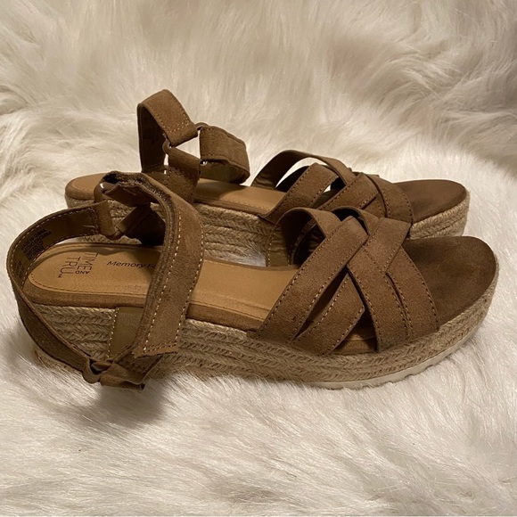 Time and Tru Brown Comfort Sandals with Criss-Cross Straps Women’s Size 7 - Picture 1 of 9